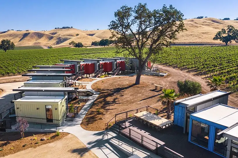 Un hotel ecológico hecho con contenedores en medio de unos viñedos en California