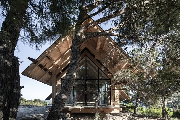 Esta casa prefabricada totalmente sostenible tiene unas vistas impresionantes al mar Egeo