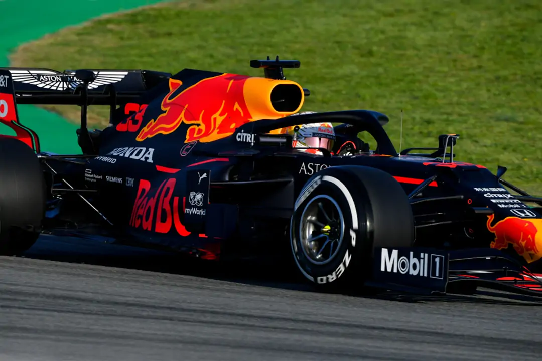 Verstappen se impone en los primeros libres de 2021