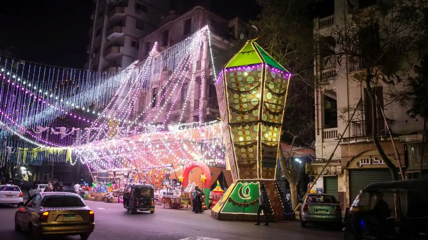 Cristianos iluminan El Cairo con el farolillo de Ramadán más grande de Egipto