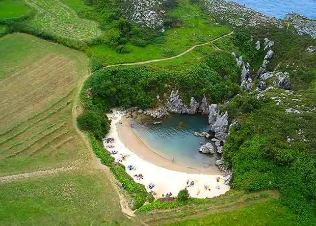 Playa Gulpiyuri en Llanes