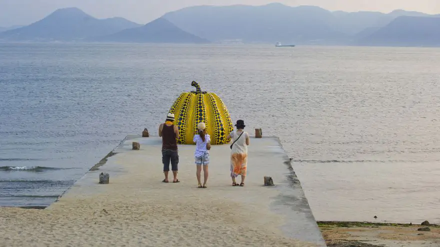 Un tifón daña la icónica calabaza gigante del museo al aire libre de Naoshima