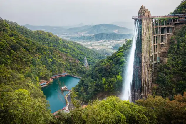 Un mirador con cascada en las montañas de China