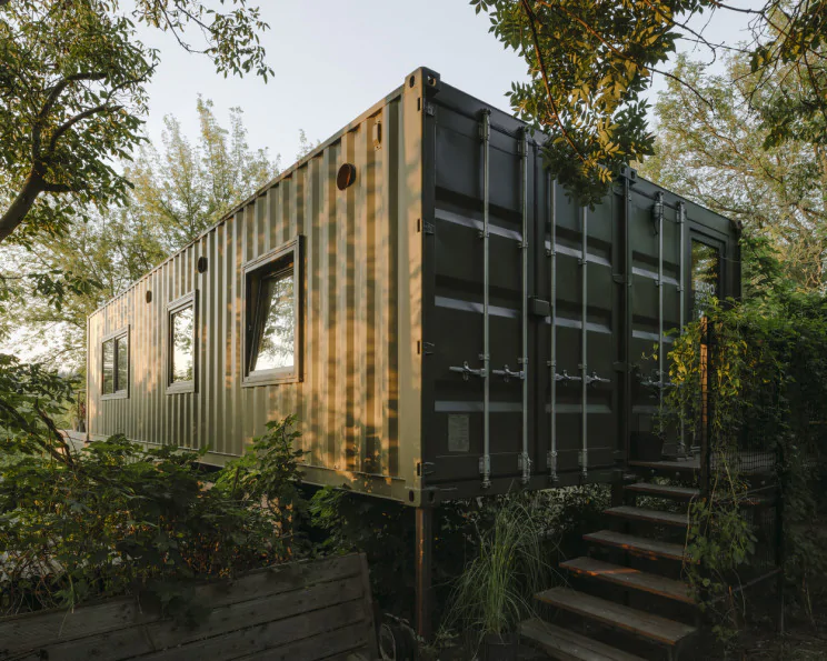 Una casa prefabricada hecha con contenedores que se puede ubicar sobre el agua