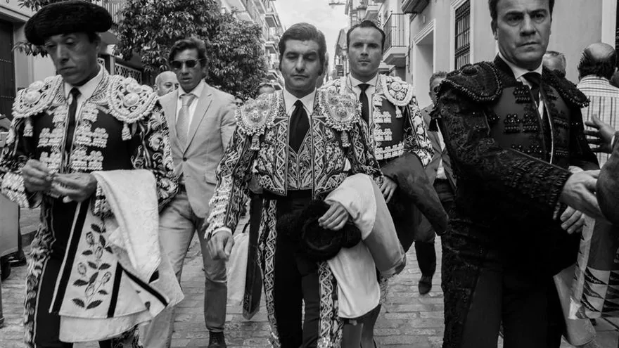 «Tarde de toros» plasma la tensa liturgia del toreo en 99 fotos