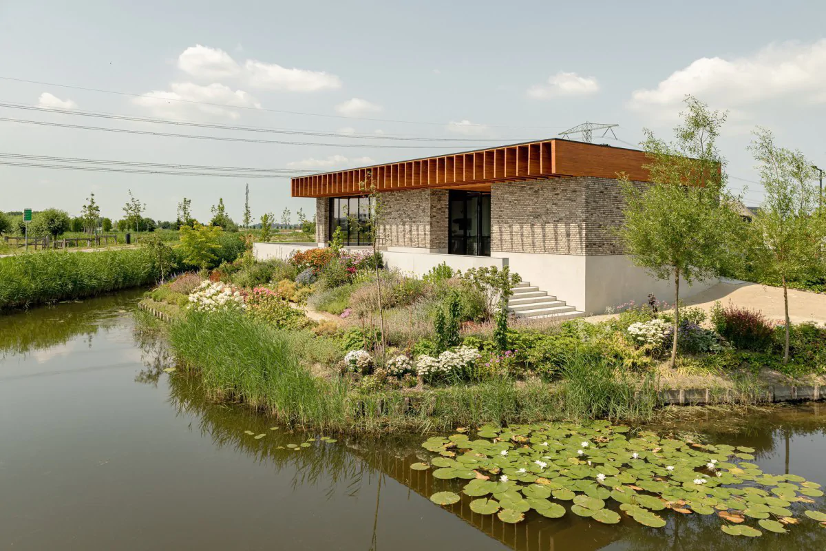 Moderna casa rodeada de vegetación se levanta sobre un islote artificial en Rotterdam