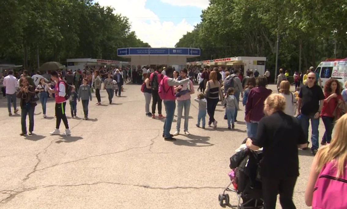 La Feria del Libro del Madrid cierra este martes por la tarde por fuertes rachas de viento en El Retiro