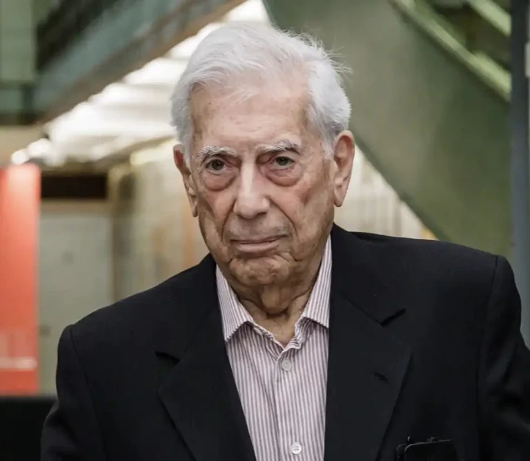 Mario Vargas Llosa, hospitalizado por Covid-19 desde el sábado