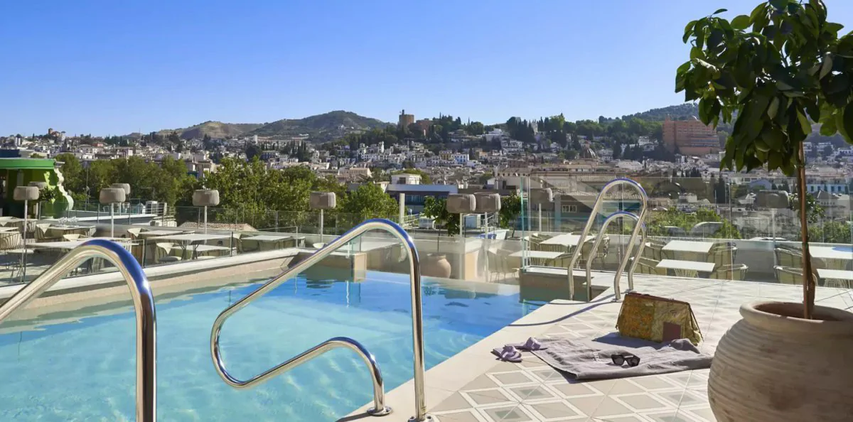 El centro histórico de Granada esconde este hotel con vistas a La Alhambra