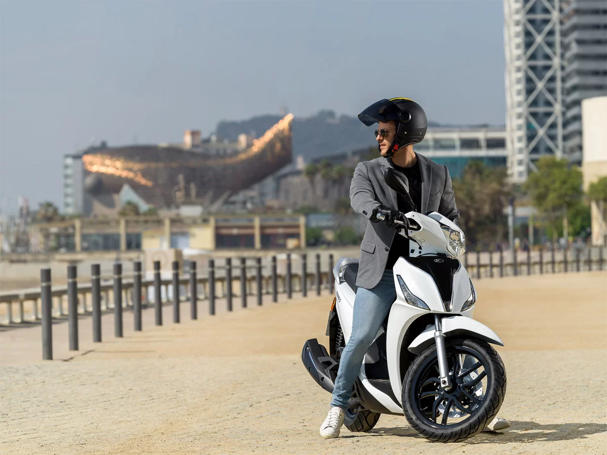 El nuevo scooter People 125, ahora más limpio, eficiente y de bajo consumo y con baúl exclusivo de serie, por 2.950 euros